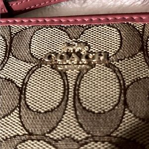 Coach Large Signature C’s beige and red. 2 card slots. 4x6 Sz